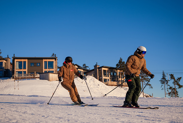 En familj i skidkläder blickar förväntansfullt ut över Branäs