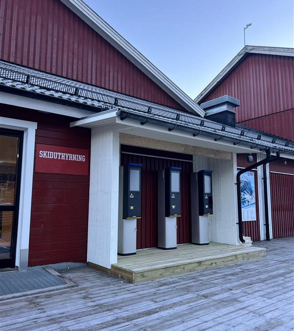 Tre liftkortsautomater utanför byggnad